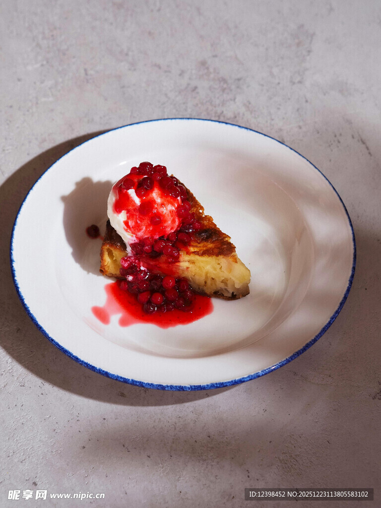 美味芝士蛋糕配草莓酱