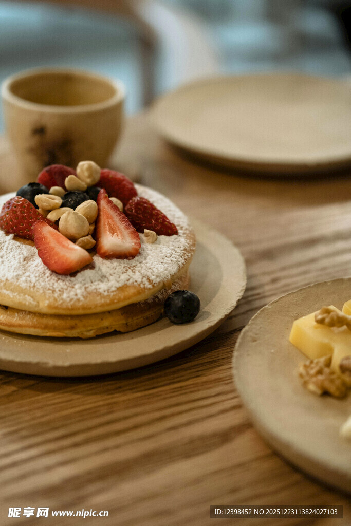 美味松饼搭配多样水果