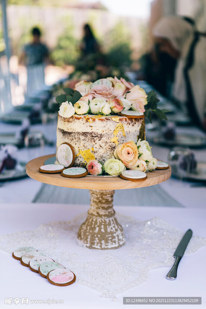 精致多层甜点摆放在台架上