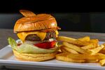 美味汉堡配金黄薯条
