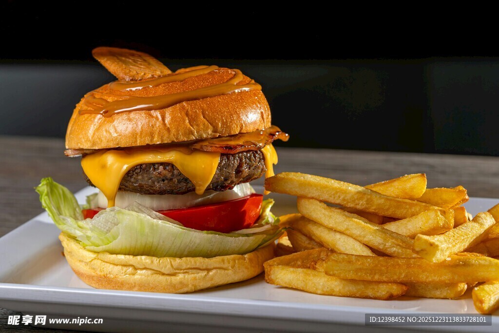 美味汉堡配金黄薯条
