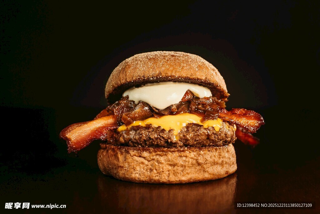 美味多汁的牛肉芝士汉堡