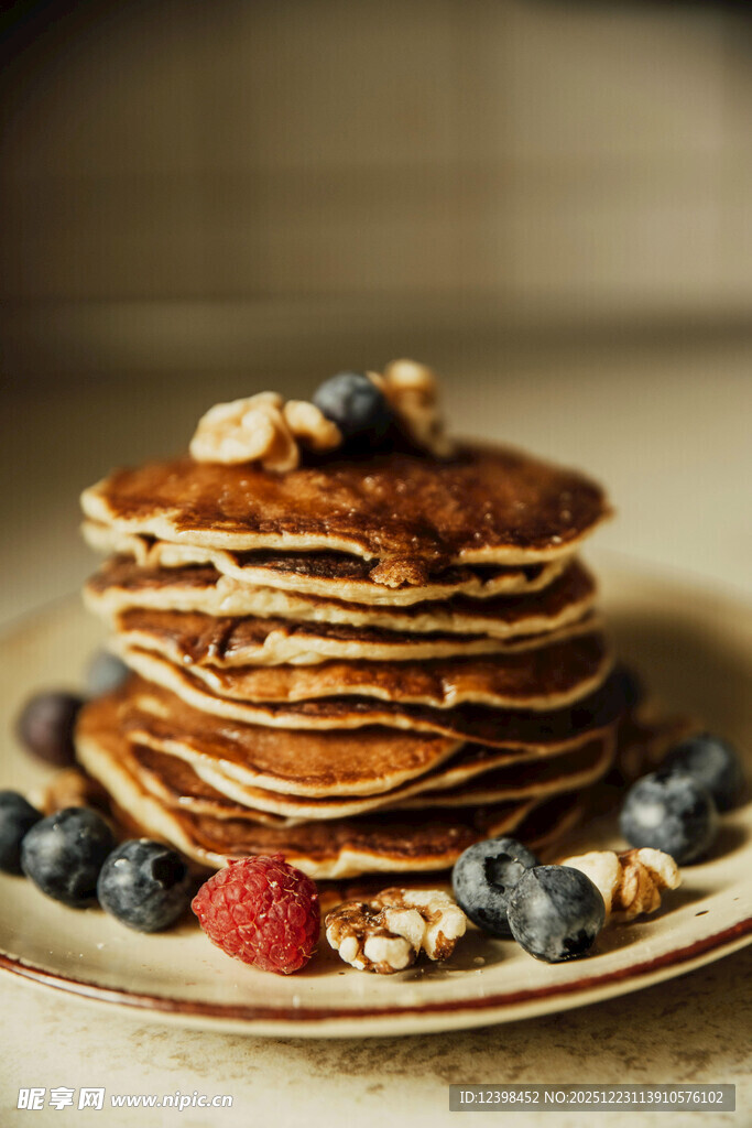 美味松饼配新鲜浆果
