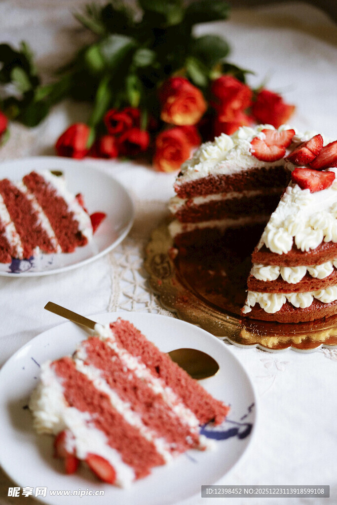 美味多层蛋糕与切片展示