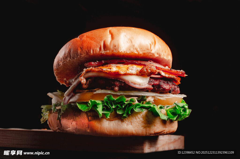 美味多层牛肉汉堡