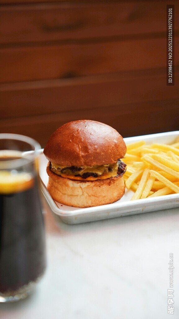 美味汉堡配薯条与饮料