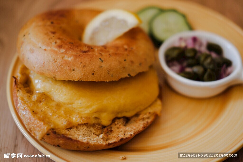 美味贝果配芝士与配菜