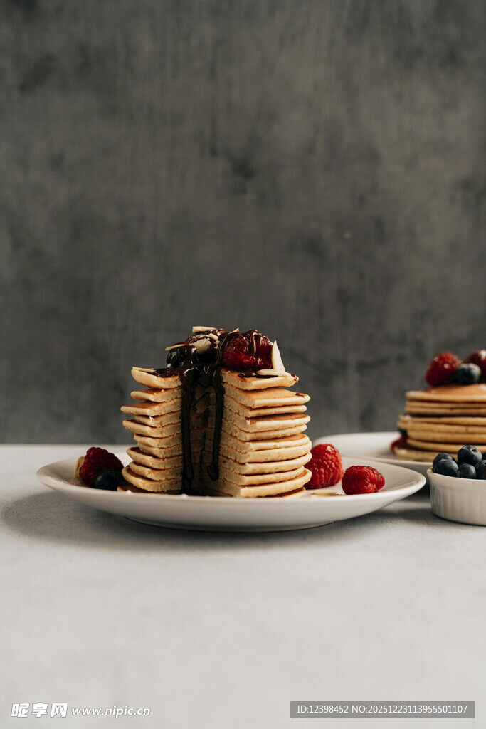 美味松饼配新鲜浆果