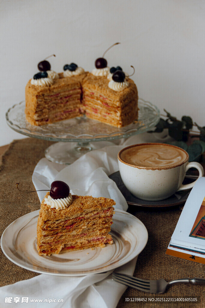美味蛋糕配咖啡的惬意时光