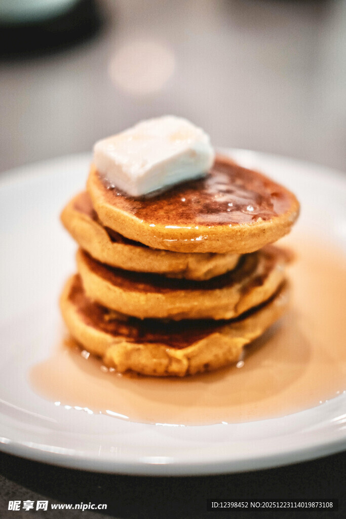 美味堆叠的奶油煎饼
