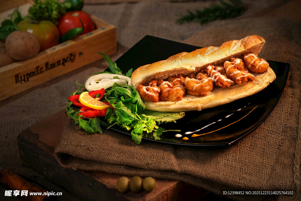 美味鸡肉热狗配新鲜蔬菜