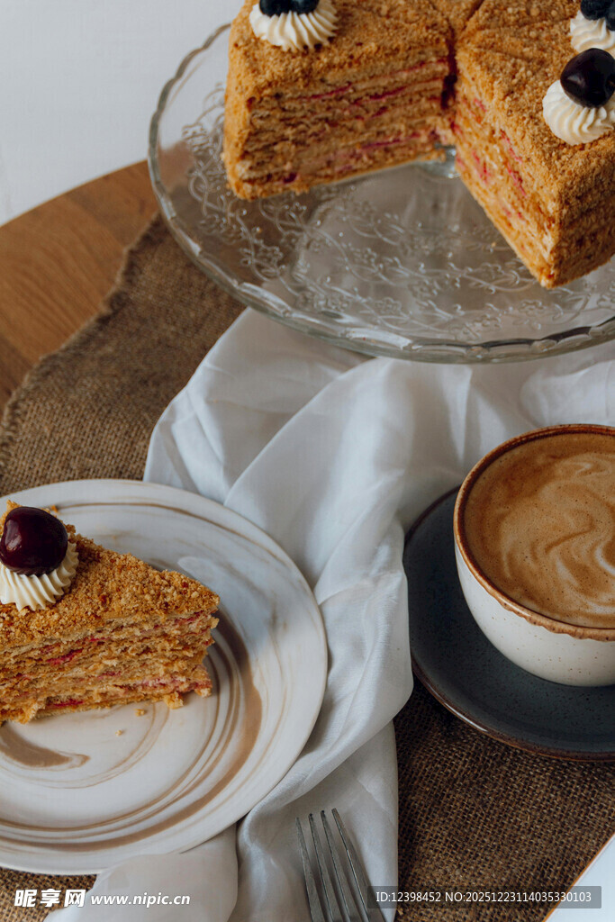 美味糕点与咖啡的惬意组合