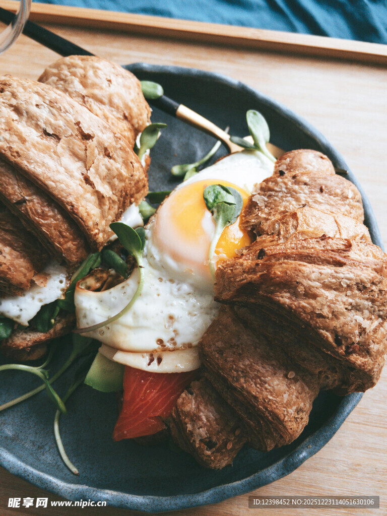 美味三明治配煎蛋摆盘