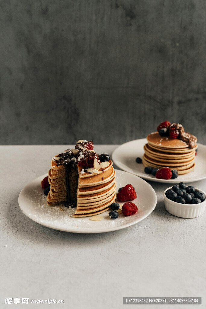 美味松饼配新鲜浆果