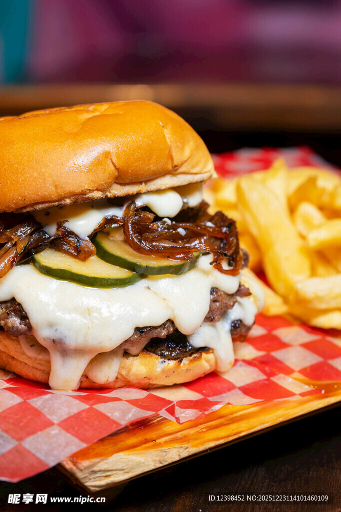 美味牛肉汉堡配金黄薯条