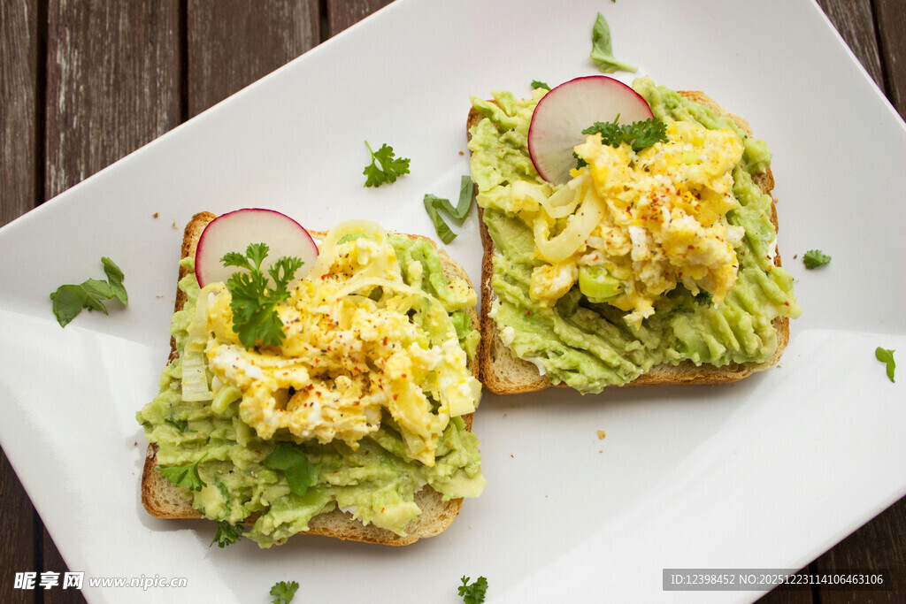 牛油果鸡蛋开放式三明治