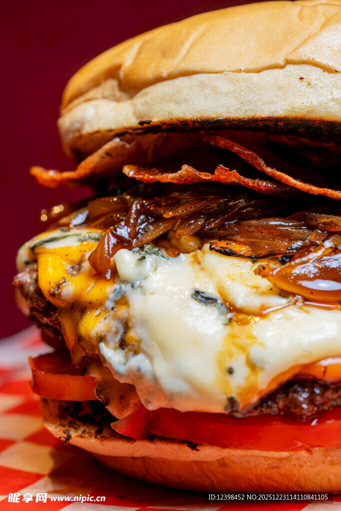 美味多层牛肉培根汉堡