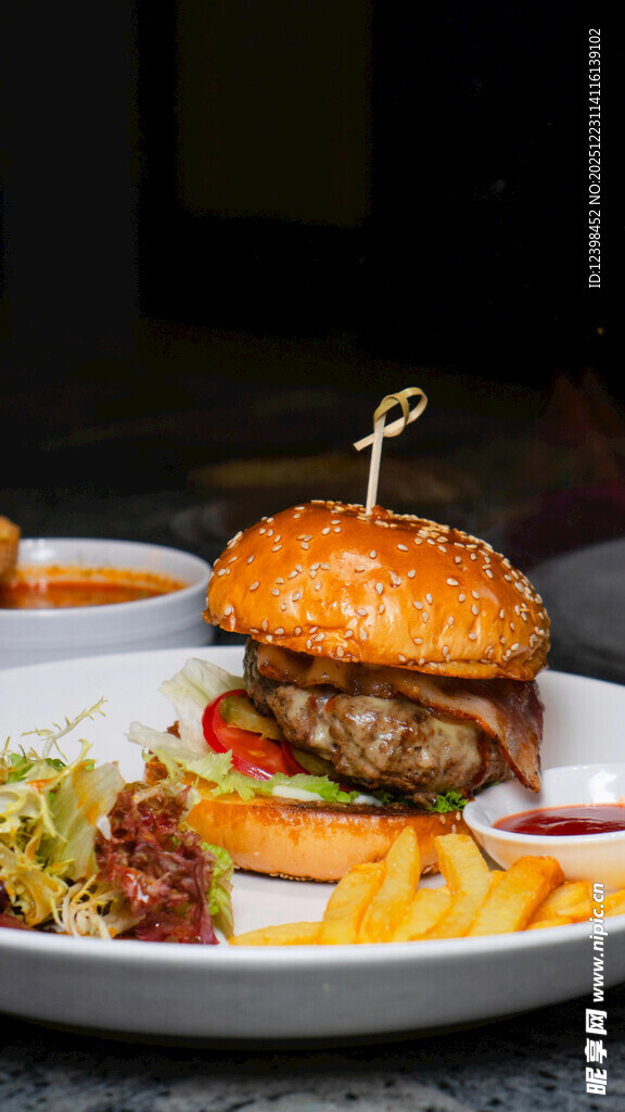 美味汉堡配薯条与蘸酱