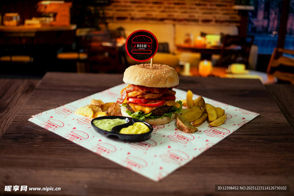 美味汉堡搭配多样小食