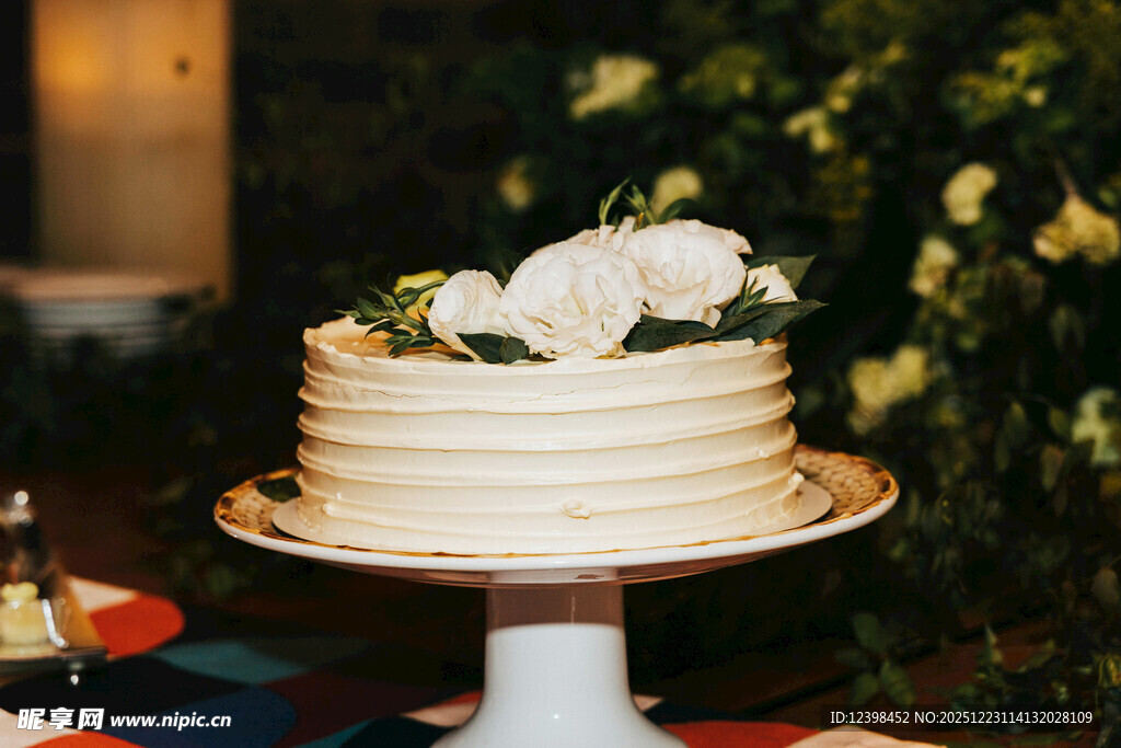 精美花卉装饰的多层蛋糕