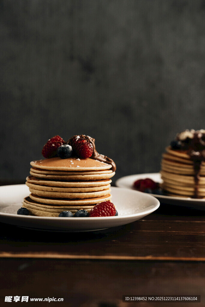 美味浆果松饼摆放在木桌上
