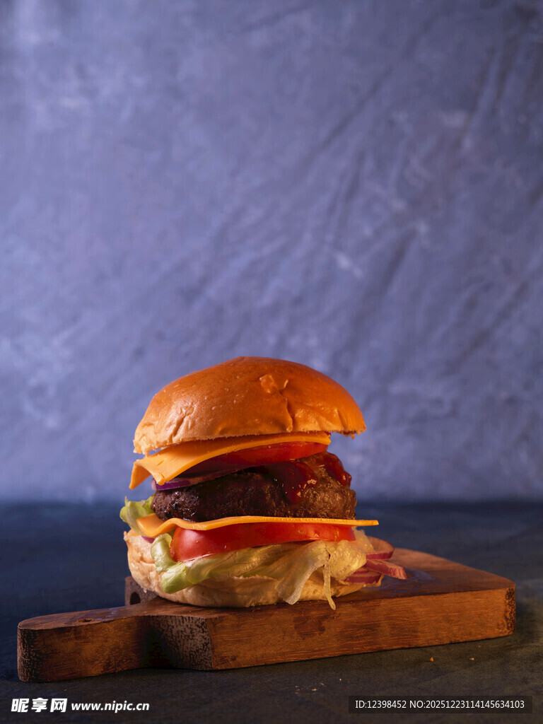 美味汉堡置于木砧板上