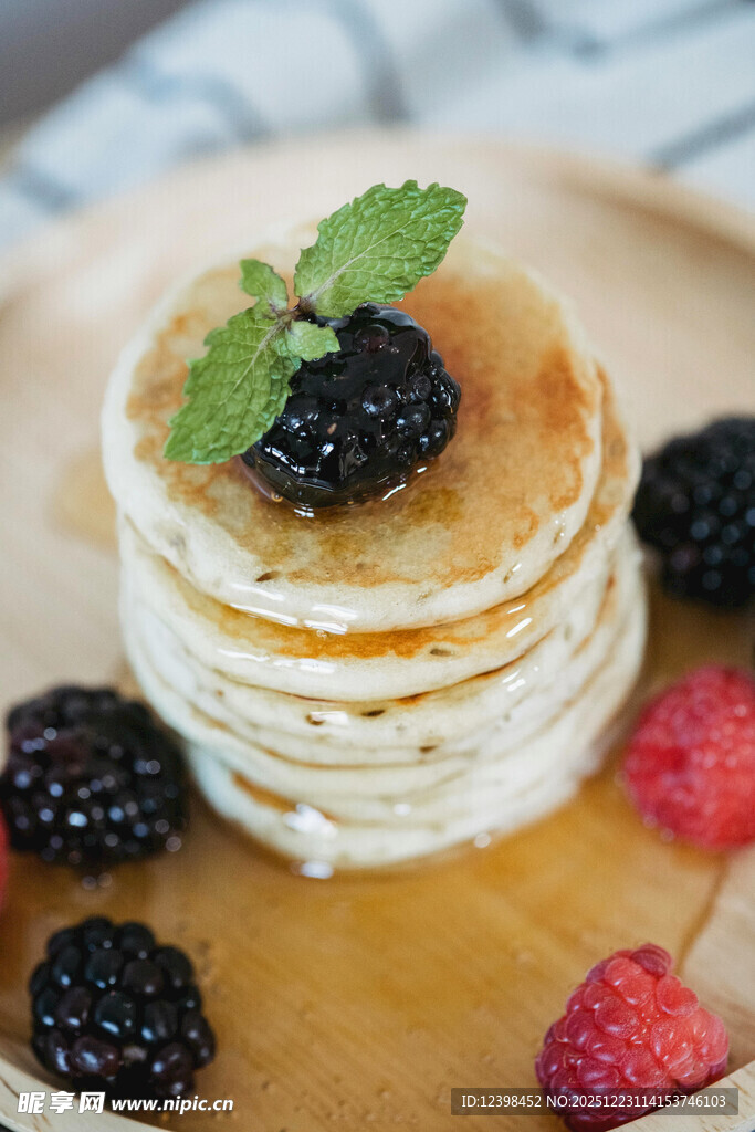 美味松饼配新鲜浆果