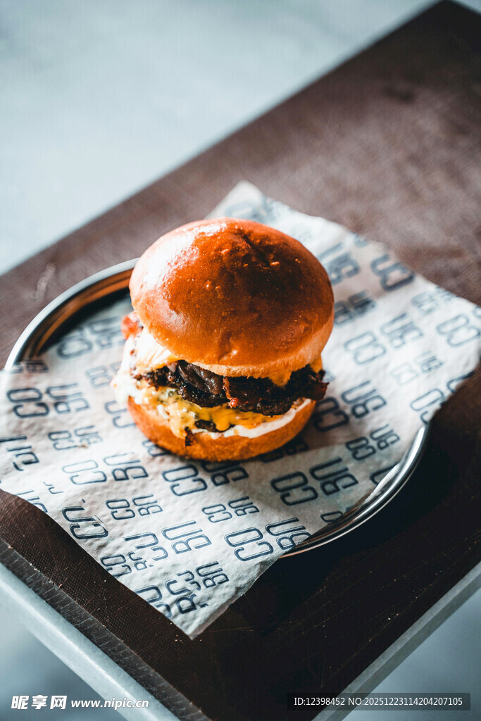 美味汉堡置于复古纸上