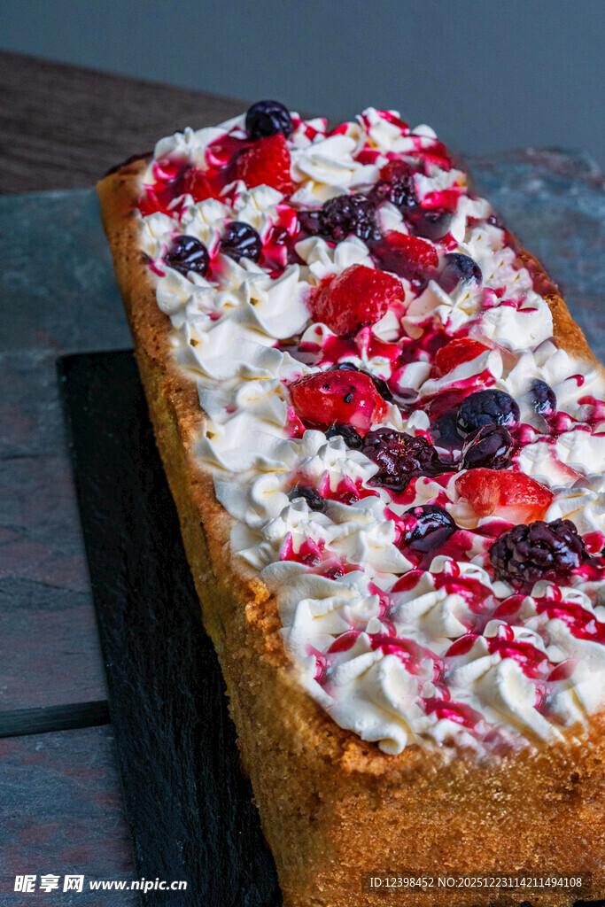 莓果奶油装饰的美味蛋糕