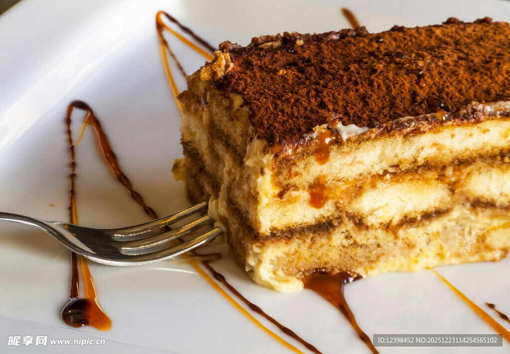 美味提拉米苏蛋糕切片