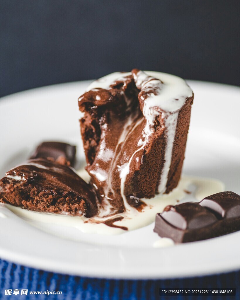 美味巧克力熔岩蛋糕