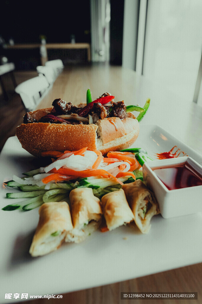 美味多样的特色餐食组合