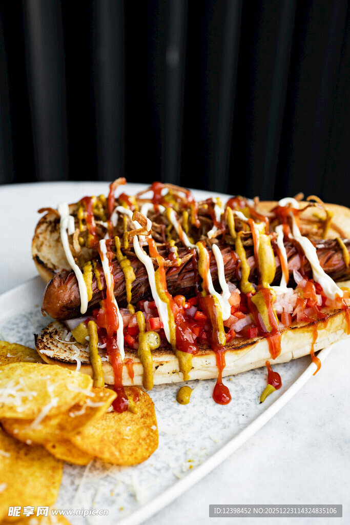 美味芝士热狗搭配薯片