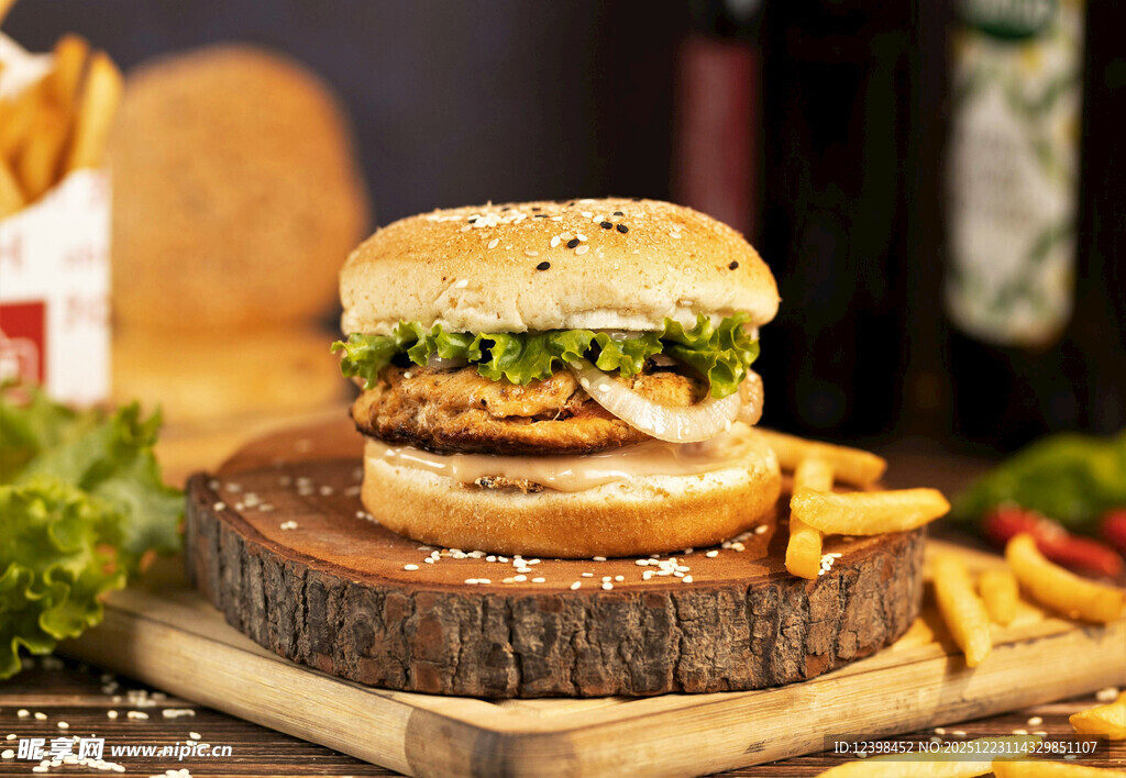 美味汉堡搭配香脆薯条