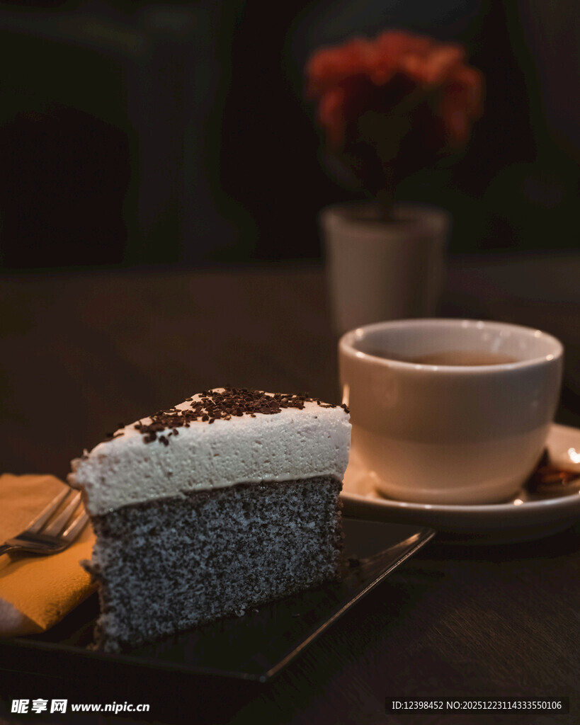 咖啡配蛋糕的惬意时光