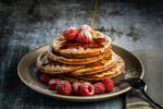 堆叠树莓煎饼