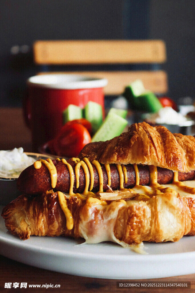 美味牛角包热狗搭配小食