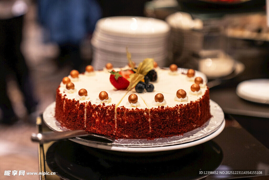 美味水果装饰的精致蛋糕