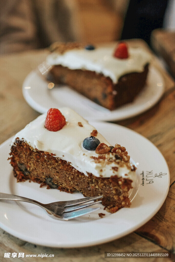 美味水果装饰的切片蛋糕