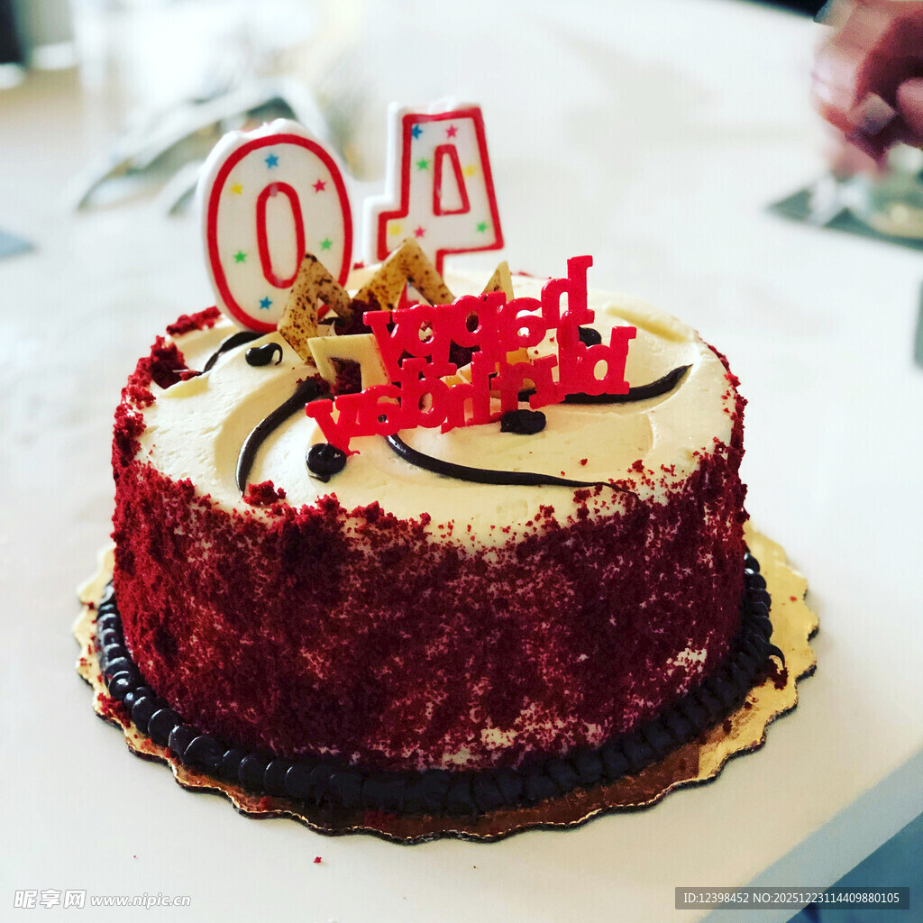 红丝绒生日蛋糕装饰精美