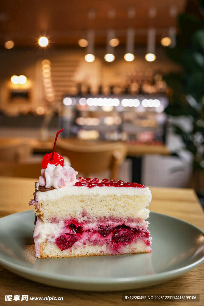 美味樱桃夹心蛋糕