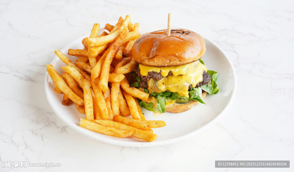 美味汉堡配金黄薯条