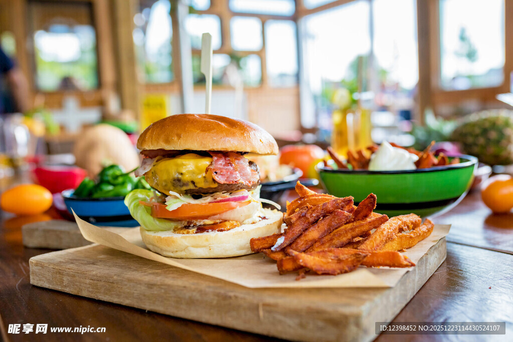 美味汉堡与多样配菜