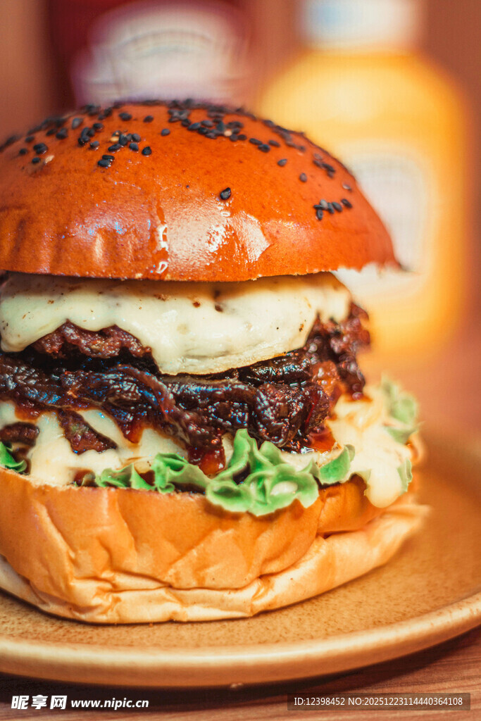 美味多汁的特色牛肉汉堡