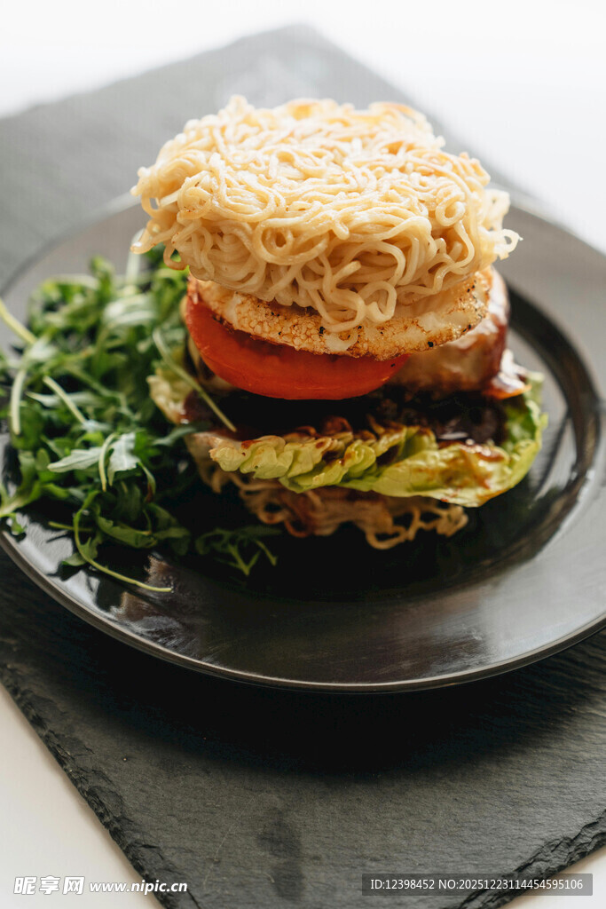 创意泡面蔬菜汉堡美食