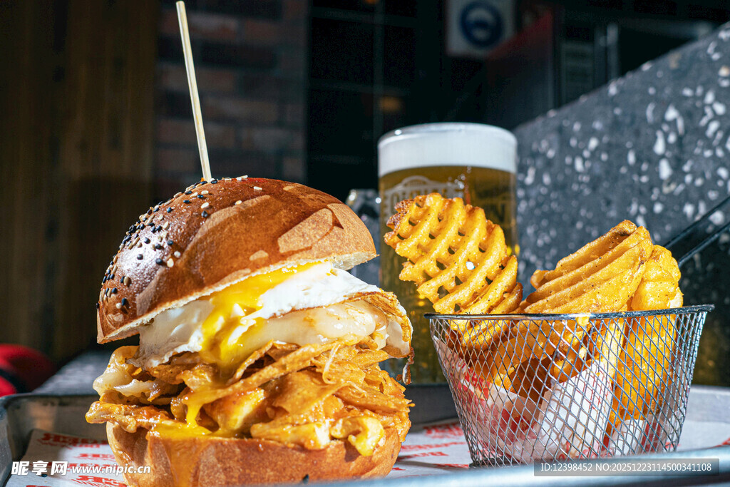 美味汉堡配香脆波纹薯条