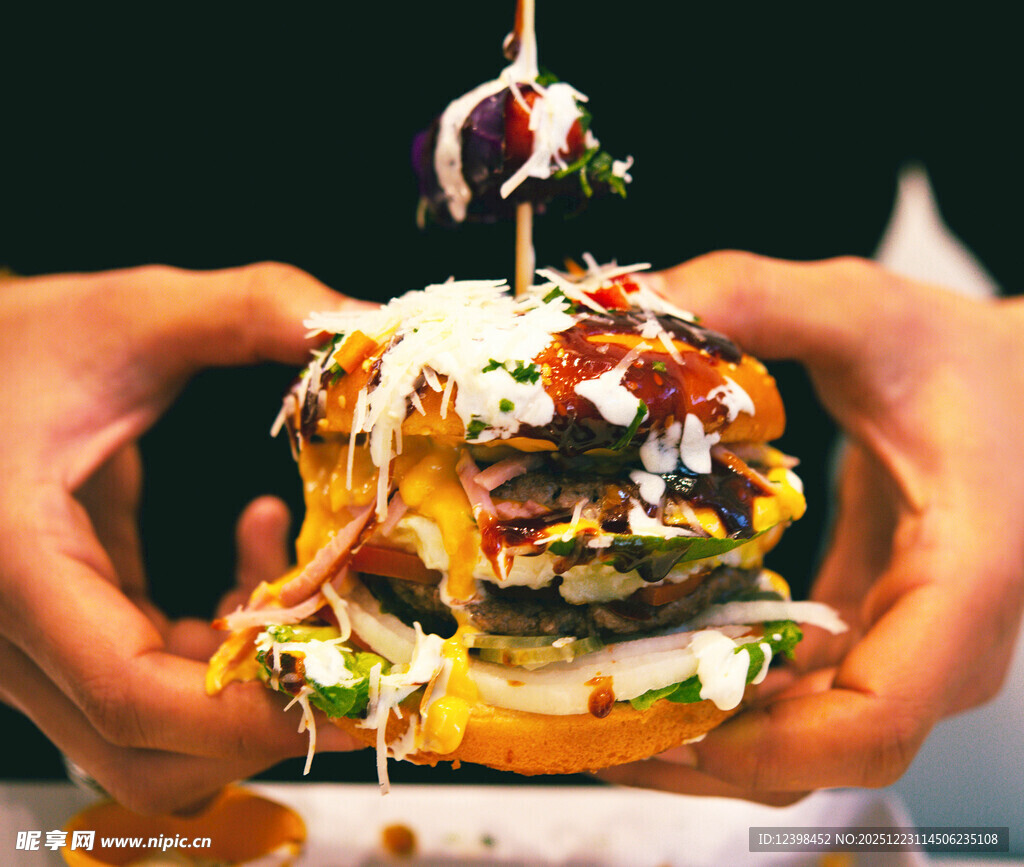 双手捧起的美味巨型汉堡