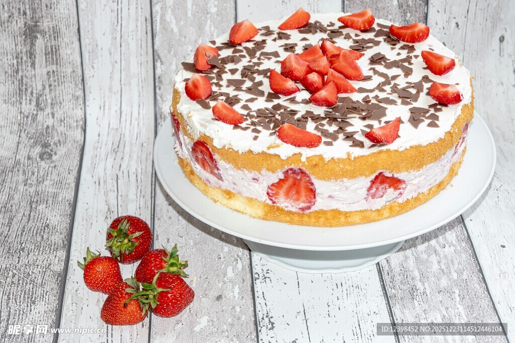 草莓装饰美味多层蛋糕