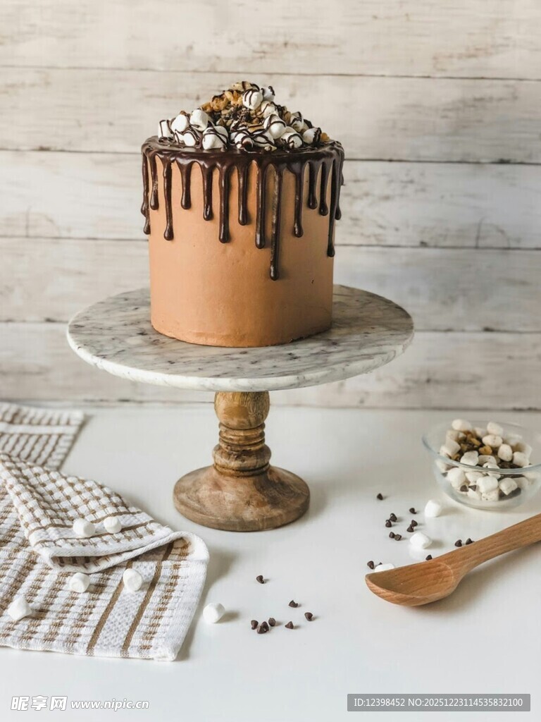 巧克力淋面蛋糕精致摆拍
