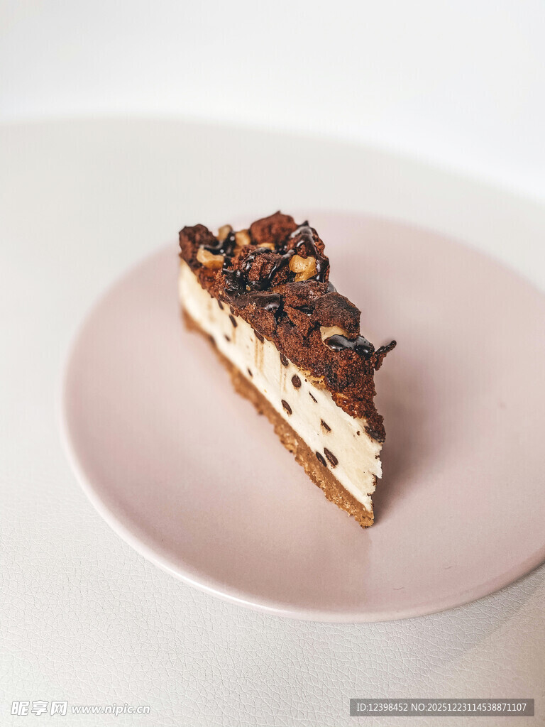 粉色盘上的美味巧克力蛋糕